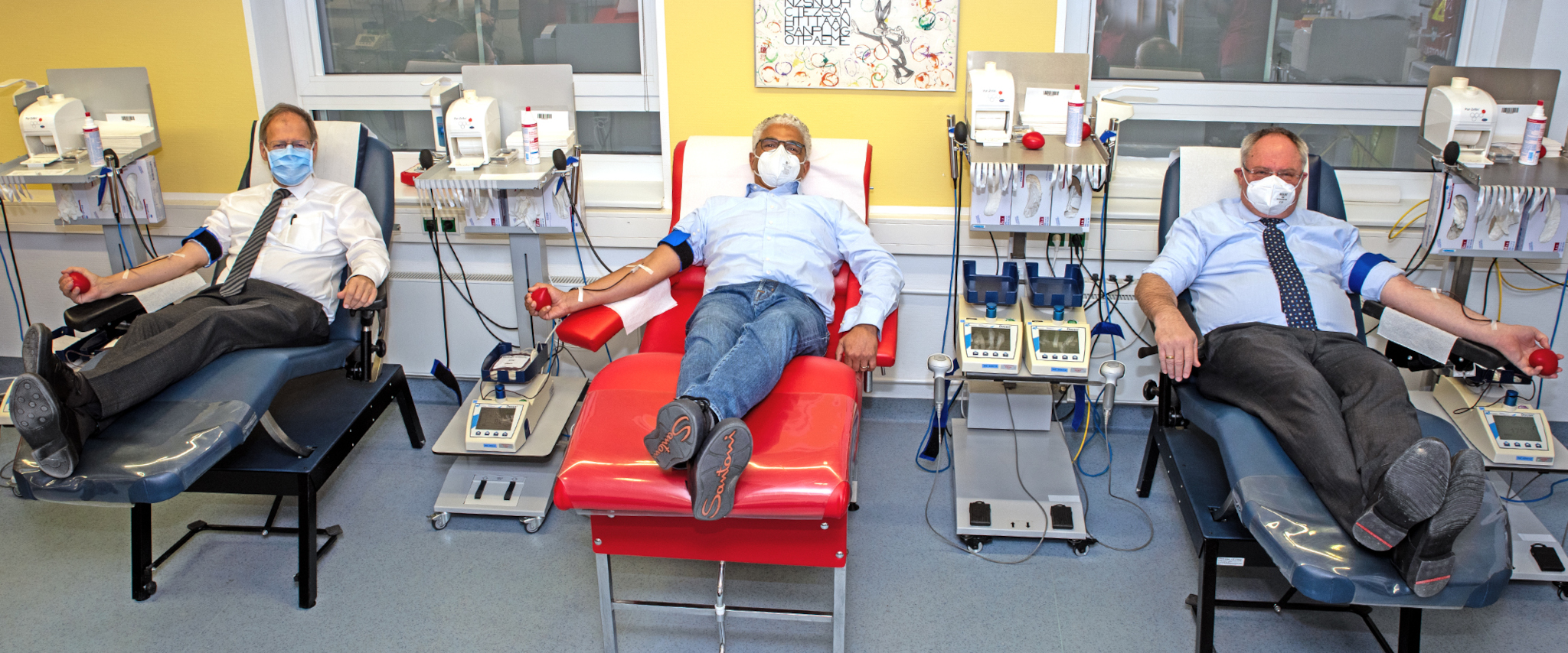 Ehemaliger Bonner Oberbürgermeister Sridharan spendet Blut am Universitätsklinikum Bonn