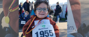 Das ist Elias, ein kleiner SCN2A Kämpfer. Seine Mutter Marina Janeck ist bereit ein Interview zu führen.