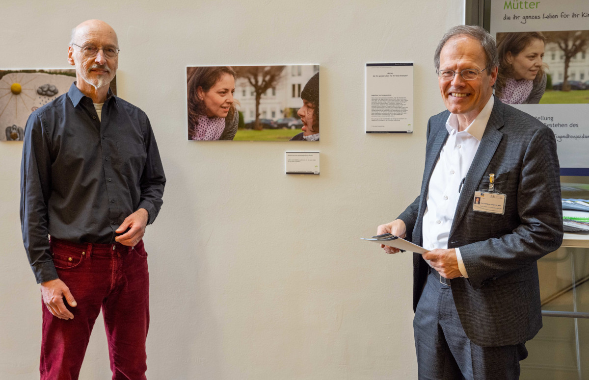 Prof. Wolfgang Holzgreve, Ärztlicher Direktor und Vorstandsvorsitzender des UKB, und Thomas Meier vom Ambulanten Kinder- und Jugendhospizdienst Bonn eröffnen die Fotoausstellung „Mütter“ des Kinderhospizdienstes Bonn im BMZ I des UKB, um auf den Tag der Kinderhospizarbeit aufmerksam zu machen