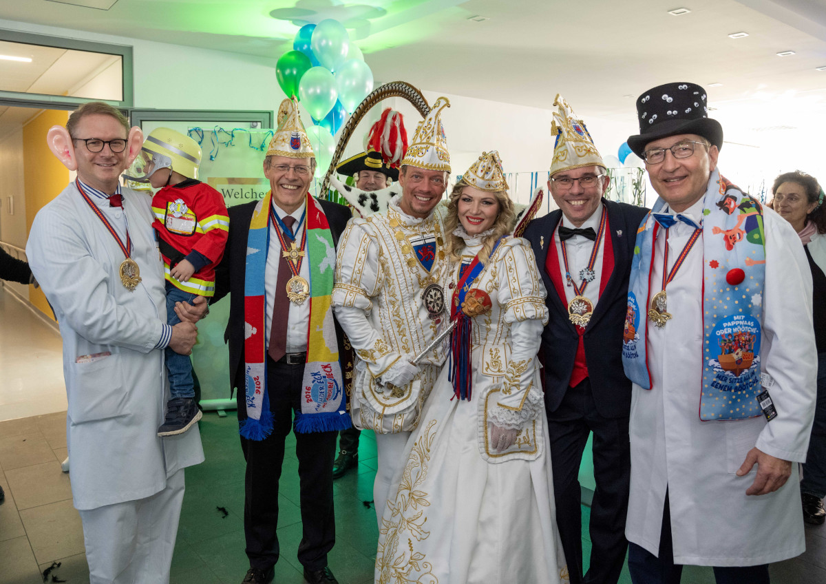 (v. l.) Prof. Sebastian Strieth, der jüngste Brandschutzbeauftrage des UKB, Prof. Wolfgang Holzgreve, Prinz Christoph II. mit Bonna Nadine I., Mirko Feld und Gastgeber Prof. Frank G. Holz feiern mit gut gelaunten Mitarbeitenden anlässlich des karnevalistischen Besuchs in der Augenklinik des UKB. 