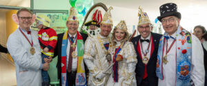 (v. l.) Prof. Sebastian Strieth, der jüngste Brandschutzbeauftrage des UKB, Prof. Wolfgang Holzgreve, Prinz Christoph II. mit Bonna Nadine I., Mirko Feld und Gastgeber Prof. Frank G. Holz feiern mit gut gelaunten Mitarbeitenden anlässlich des karnevalistischen Besuchs in der Augenklinik des UKB.