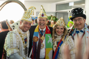 (v. l.) Prinz Christoph II., Prof. Wolfgang Holzgreve, Bonna Nadine I. und Gastgeber Prof. Frank G. Holz feiern beim Besuch des Bonner Prinzenpaares in der Augenklinik des UKB.