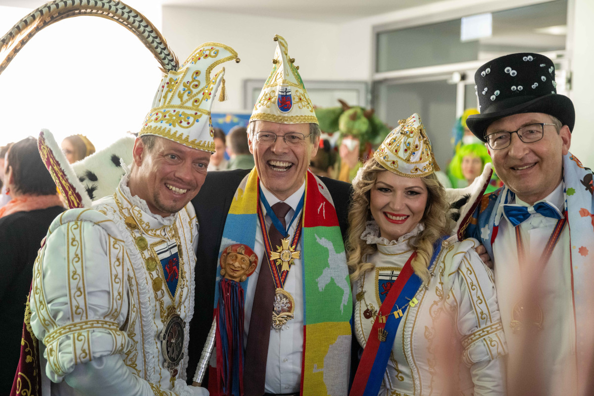 (v. l.) Prinz Christoph II., Prof. Wolfgang Holzgreve, Bonna Nadine I. und Gastgeber Prof. Frank G. Holz feiern beim Besuch des Bonner Prinzenpaares in der Augenklinik des UKB. 