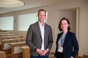 Keynote-Speaker Prof. Hendrik Streeck und Prof. Ulrike Attenberger, die das Event „Forschende für die Zukunft“ am UKB organisiert hat.