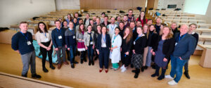 Prof. Ulrike Attenberger und Prof. Hendrik Streeck (beide mittig) mit den 40 teilnehmenden Assistenzärztinnen und –ärzten bei dem Event „Forschende für die Zukunft“ am UKB.