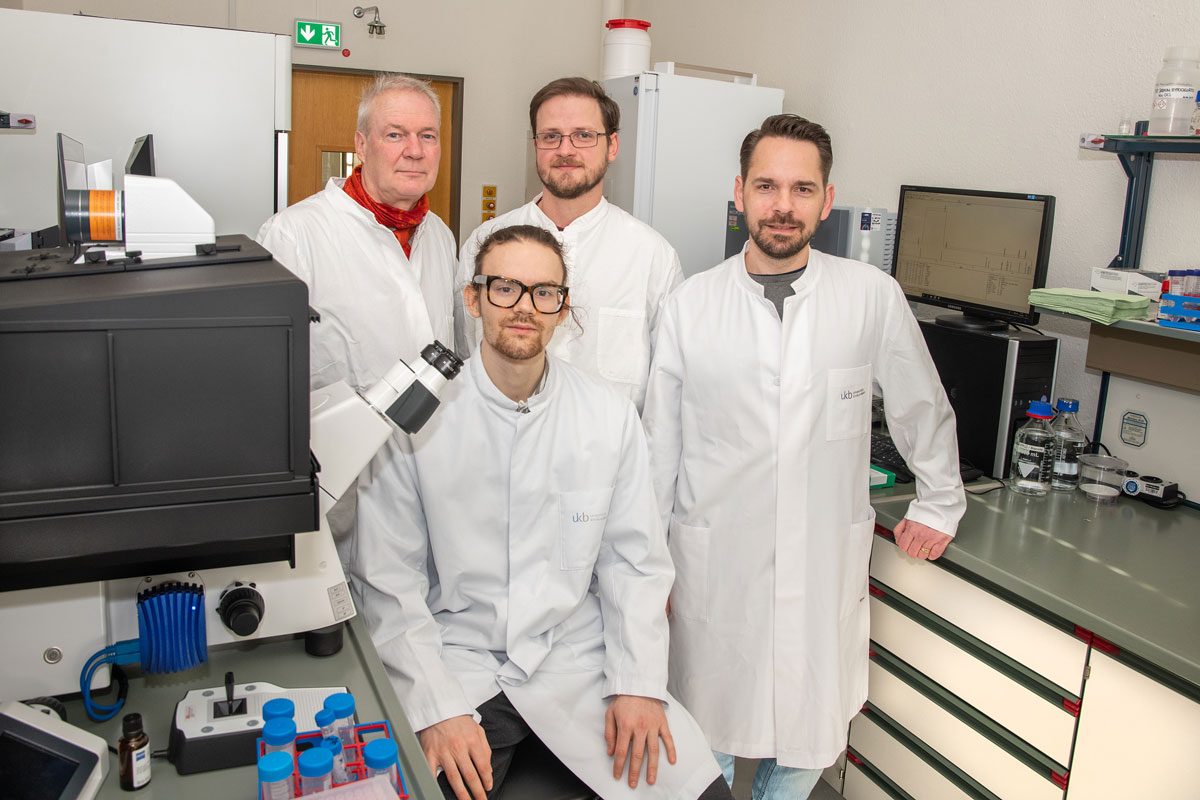 (von l. n. r.) Prof. Ulrich Kubitscheck, Jan-Samuel Puls (vorne), Dominik Brajtenbach und Dr. Fabian Grein fanden heraus, dass eine funktionierende Peptidoglykan-Synthese, eine Kernkomponente der Zellwand, essentiell für die Zellteilung ist.