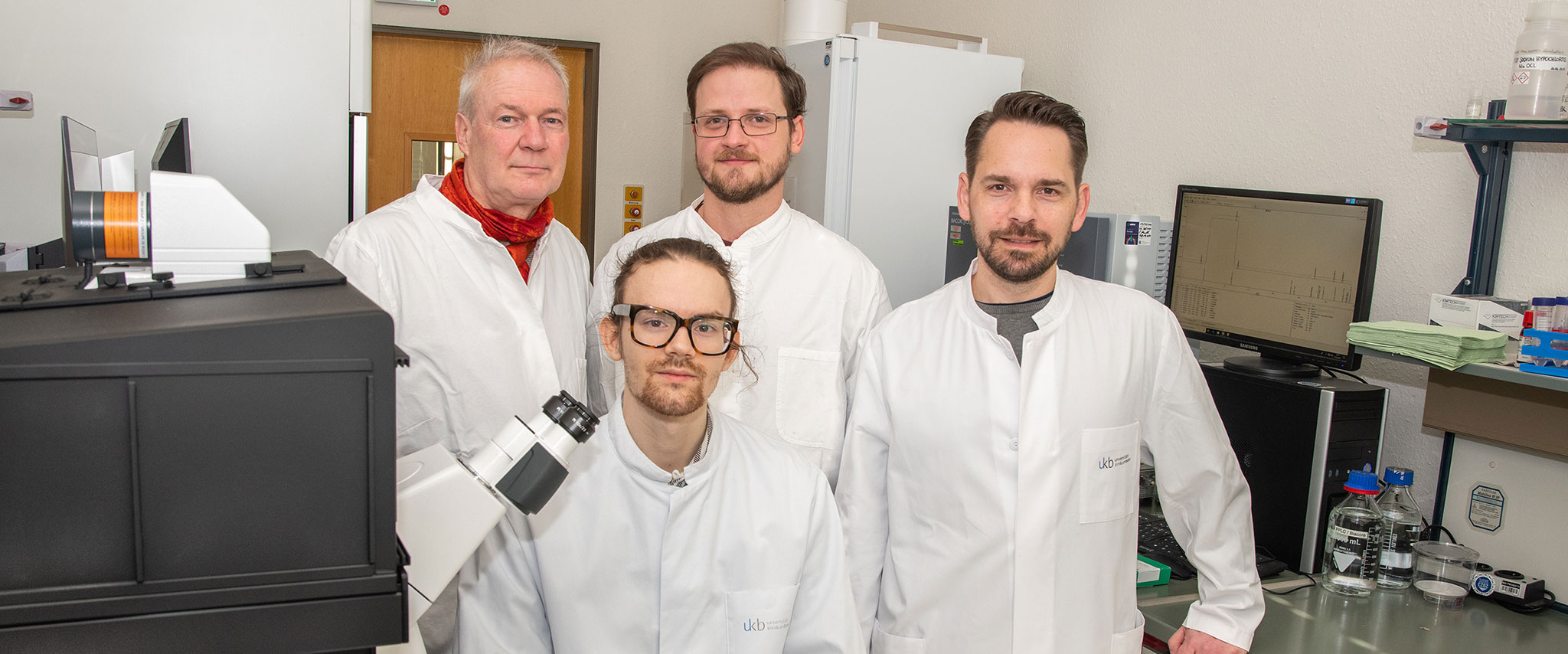 (von l. n. r.) Prof. Ulrich Kubitscheck, Jan-Samuel Puls (vorne), Dominik Brajtenbach und Dr. Fabian Grein fanden heraus, dass eine funktionierende Peptidoglykan-Synthese, eine Kernkomponente der Zellwand, essentiell für die Zellteilung ist.