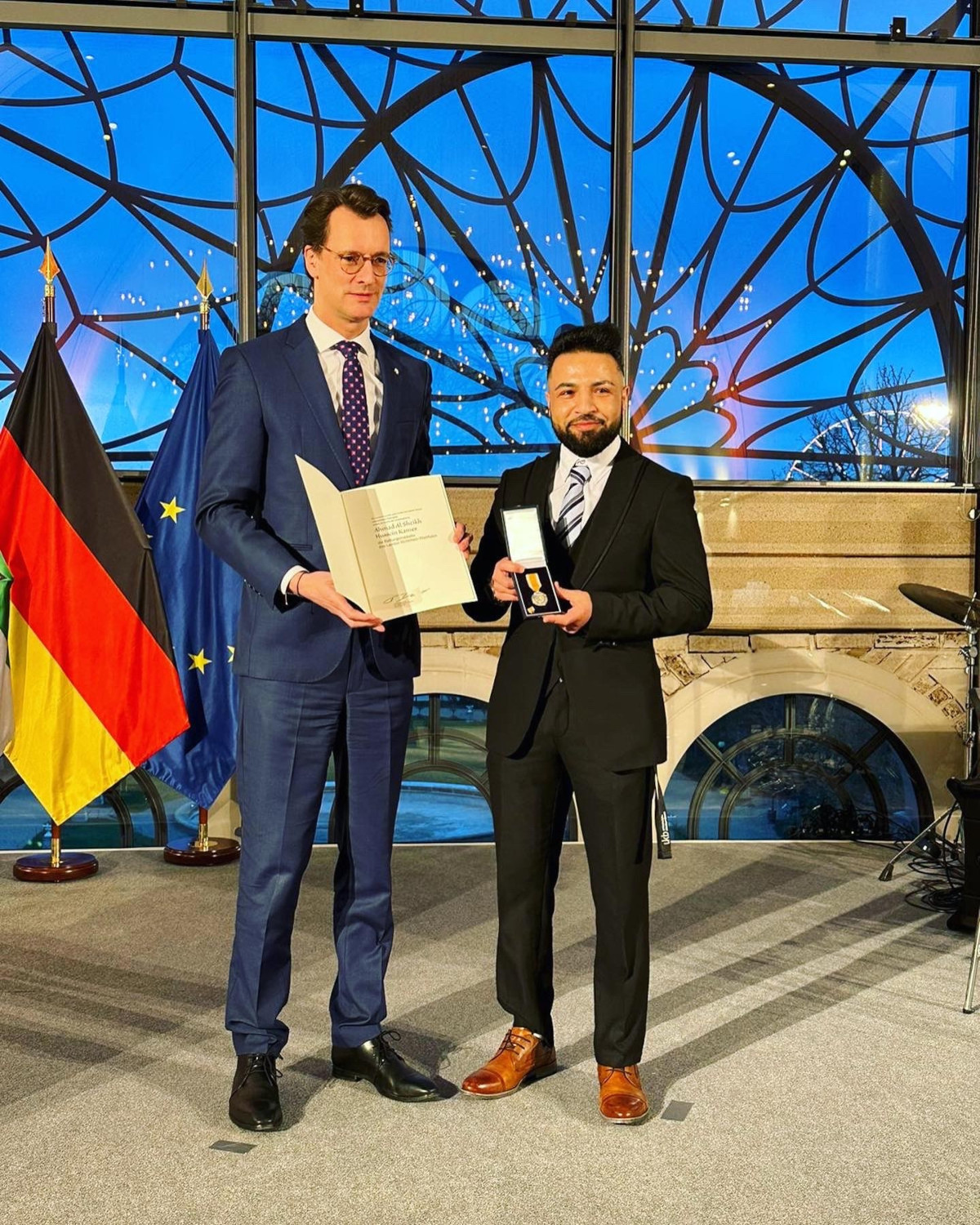 Ministerpräsident Hendrik Wüst zeichnet Ahmad Al Sheikh Huessein Kames mit der Rettungsmedaille des Landes NRW aus. 