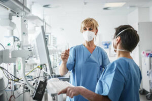 Masterarbeit zur Schmerzbeurteilung auf der Intensivstation: Claudia Weiß(li) bespricht mit ihrer Kollegin Kerstin Schaefer die durchgeführten Assessments zur Schmerzintensitäts-Abfrage.