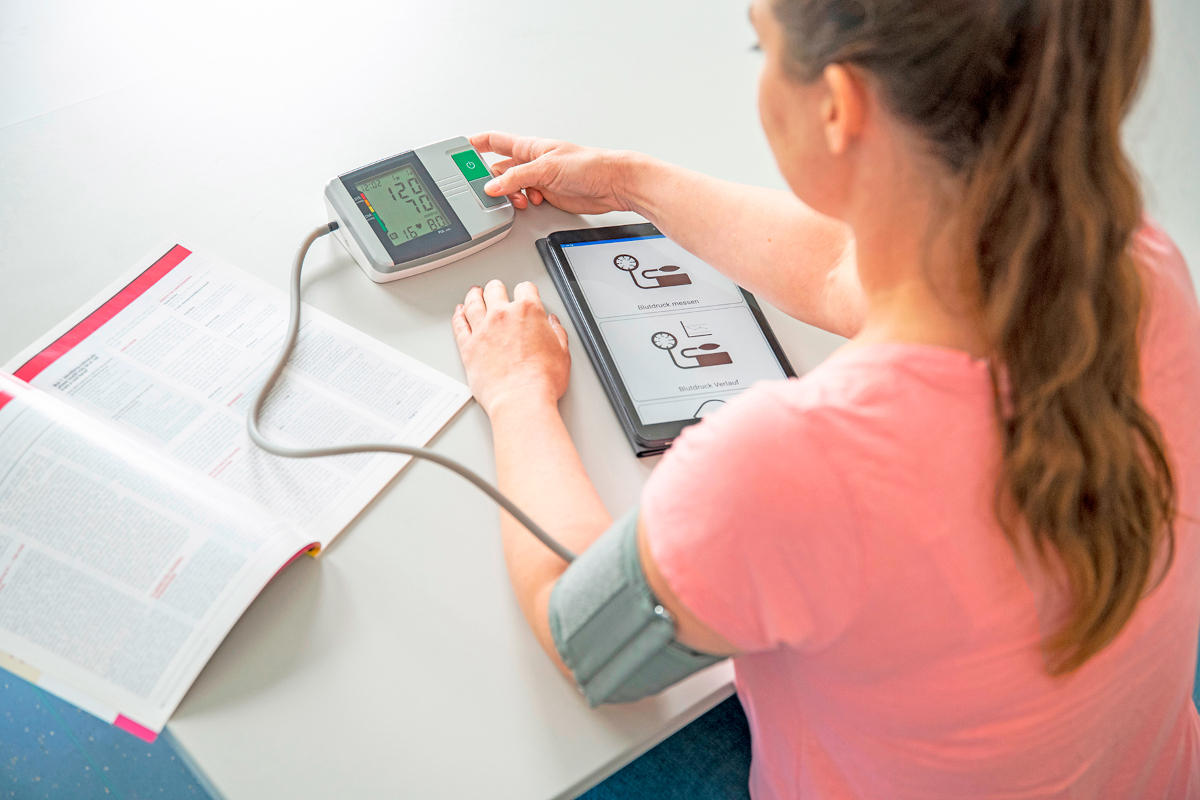 Der Blutdruck kann mit der PIA-Intervention gemessen und per App an die Hausarztpraxen übermittelt werden.