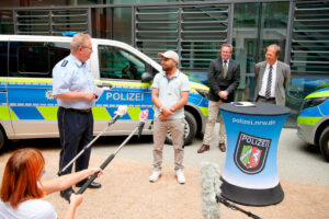 Bonner Polizeipräsident Frank Hoever und Prof. Wolfgang Holzgreve bedanken sich bei Mitarbeiter des UKB für mutigen Einsatz während Messerattacke.