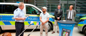 Bonner Polizeipräsident Frank Hoever und Prof. Wolfgang Holzgreve bedanken sich bei Mitarbeiter des UKB für mutigen Einsatz während Messerattacke.