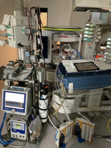 Ein Neugeborenes, das eine ECMO-Therapie erhält, wird mit dem mobilen MRT untersucht.