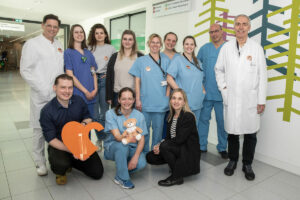 Prof. Boulos Asfour, Direktor der Abteilung Kinderherzchirurgie, Barbara Sifft, PJ´lerin, Ina Gerdes, Auszubildende zur Pflegefachfrau, Tabea Urbahn, examinerte Pflegefachkraft, Silke Kremers, pflegerische Lernbegleitung, Dr. Rike Remmert, Assistenzärztin, Bianca Becker, pflegerische Lernbegleitung, Dr. Ralf Knies, ärztliche Lernbegleitung, Prof. Breuer, Direktor der Abteilung Kinderkardiologie und Projektleiter; vordere Reihe links beginnend: Bryan Kolarczyk, kinderherzen Stiftung Bonn, Dr. Anthea Peters, wissenschaftliche Projektleitung, Ramona Bolz, Projektkoordinatorin.