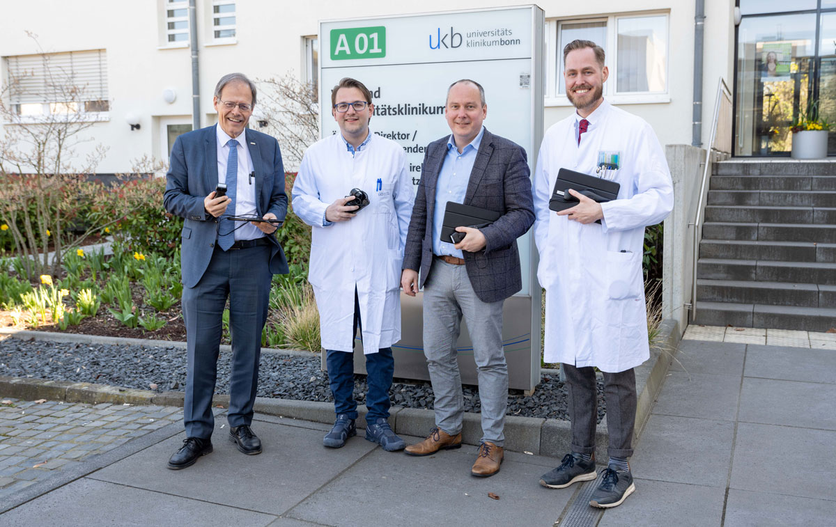 Verbessern die Lehre für Studierende ohne oder mit geringer Erfahrung im praktischen Jahr: Prof. Wolfgang Holzgreve, Ärztlicher Direktor und Vorstandsvorsitzender am UKB, Dr. Florian Recker, Facharzt an der Klinik für Geburtshilfe und Pränatale Medizin, Prof. Bernd Weber, Dekan der Medizinischen Fakultät an der Universität Bonn, PD Dr. Valentin Schäfer, Leiter der Sektion Rheumatologie und klinische Immunologie und Leiter des Zentrums für internistische Sonographie am UKB.