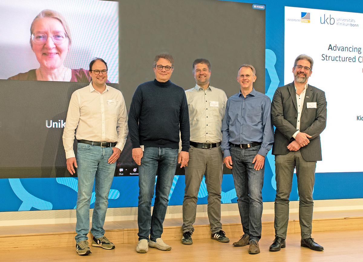 (v. li. n. re.) Prof. Dagmar Krefting (im ZOOM) von der Universitätsmedizin Göttingen (UMG), Dr. Eimo Martens von der Technische Universität München (TUM), Prof. Peter Heuschmann vom Universitätsklinikum Würzburg (UKW), Prof. Christoph Dieterich vom Universitätsklinikum Heidelberg (UKHD), Prof. Udo Bavendieck von der Medizinische Hochschule Hannover (MHH) und PD Dr. Sven Zenker vom Universitätsklinikum Bonn (UKB).