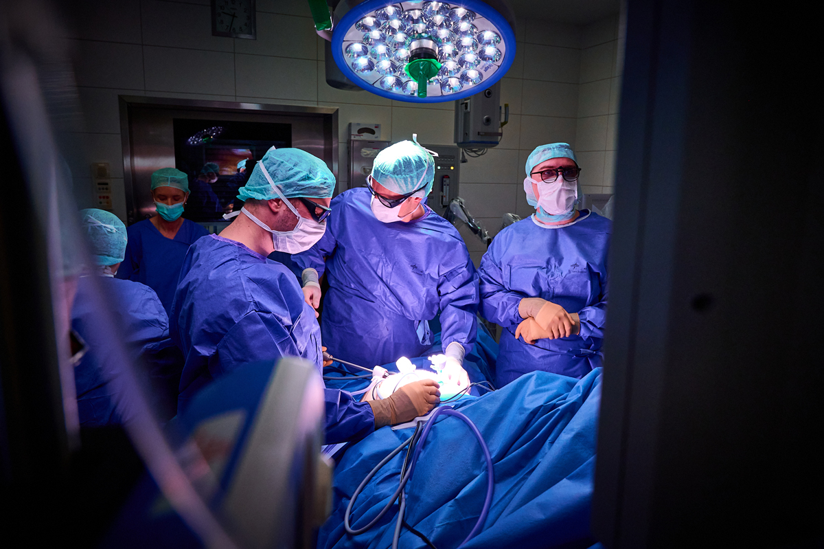 (v. l.) Dr. Jan Arensmeyer, Prof. Hanno Matthaei und Philipp Feodorovici operieren laparoskopisch während eines Eingriffs mit dem neuen OP-Roboter Dexter.