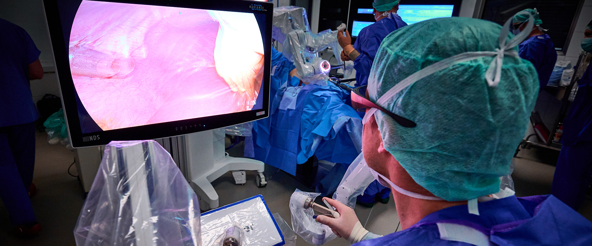 Prof. Hanno Matthaei operiert steril an der Konsole während eines Eingriffs mit dem neuen OP-Roboter Dexter.