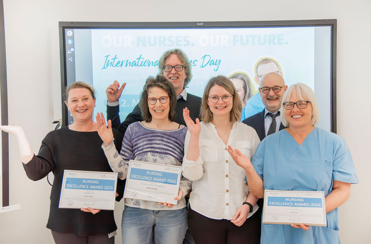 Drei exzellente Pflegekräfte wurden heute beim 1. Nursing Excellence Award am UKB ausgezeichnet: Alison Twine, Birgit Eichbaum und Heide Pohl (v.l.n.r.). Von Pflegekräfte für Pflegekräfte: Die Gewinnerinnen wurden von ihren Kolleg*innen nominiert und von einem Gremium, ebenfalls bestehend aus Pflegekräften, ausgewählt. Alexander Pröbstl, Pflegedirektor am UKB und die Organisator*innen der Preisverleihung, Andreas Kocks und Michelle Kimmich freuen sich sehr für die drei.