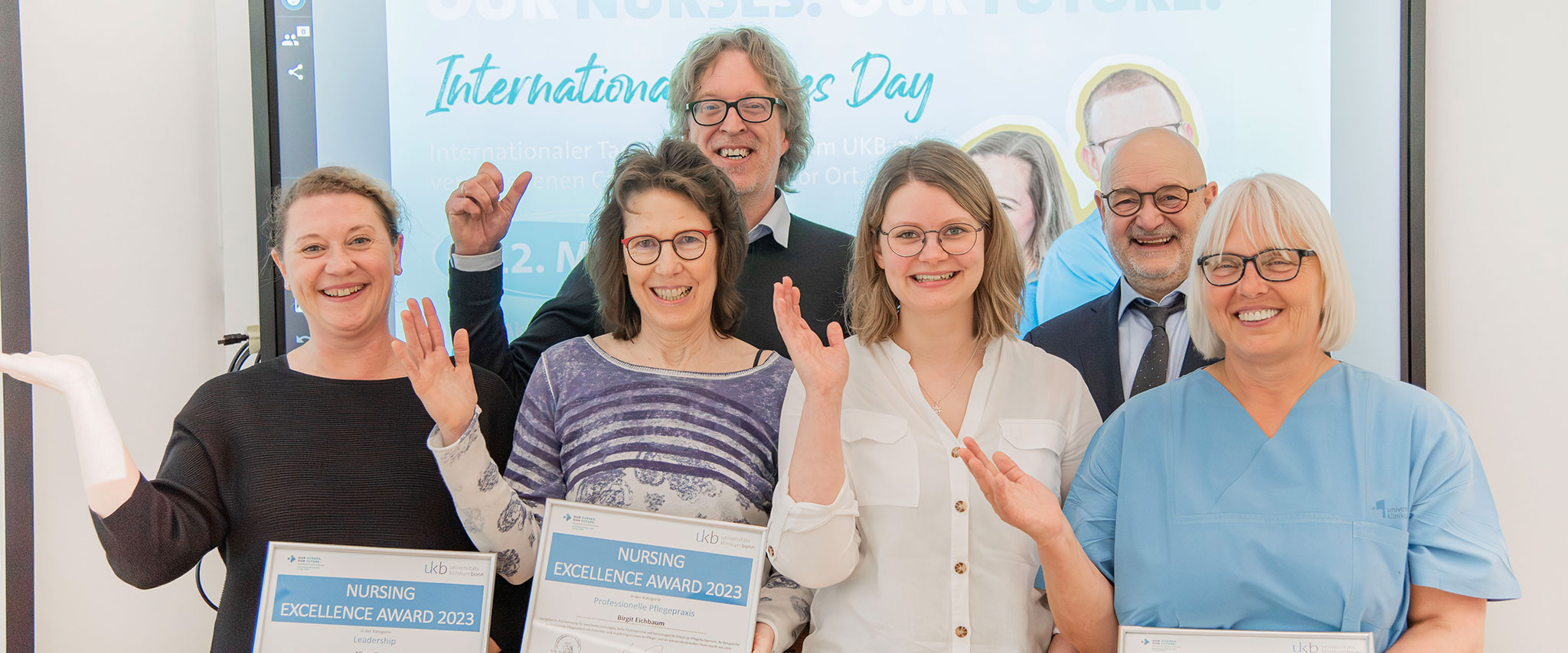 Drei exzellente Pflegekräfte wurden heute beim 1. Nursing Excellence Award am UKB ausgezeichnet: Alison Twine, Birgit Eichbaum und Heide Pohl (v.l.n.r.). Von Pflegekräfte für Pflegekräfte: Die Gewinnerinnen wurden von ihren Kolleg*innen nominiert und von einem Gremium, ebenfalls bestehend aus Pflegekräften, ausgewählt. Alexander Pröbstl, Pflegedirektor am UKB und die Organisator*innen der Preisverleihung, Andreas Kocks und Michelle Kimmich freuen sich sehr für die drei.