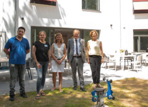(v. l.): Christian Mombauer, Hauswirtschaft, Sophia Michnia, Assistenz der Geschäftsführung, Stefanie Heckeroth, Geschäftsführung des Familienhauses Bonn, Prof. Wolfgang Holzgreve, Ärztlicher Direktor und Vorstandsvorsitzender des UKB und Alexandra Skoda-Blesgen, Assistenz der Geschäftsführung beim Tag der offenen Tür des FAMILIENHAUSES auf dem Venusberg-Campus des UKB.