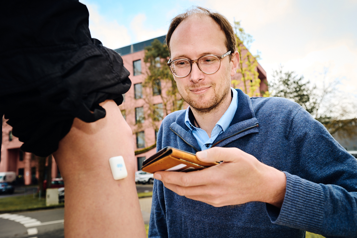 Professor für personalisierte digitale Gesundheit und Telemedizin am UKB:
Björn Krüger ist mit Sensoren und Smartphone Bewegungsabläufen auf der Spur.