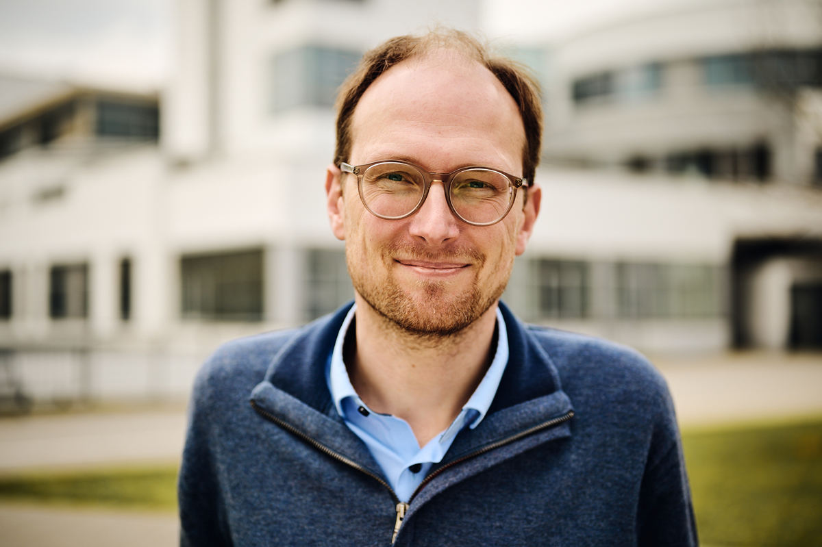Professor für personalisierte digitale Gesundheit und Telemedizin am UKB:
Björn Krüger ist mit Sensoren und Smartphone Bewegungsabläufen auf der Spur.