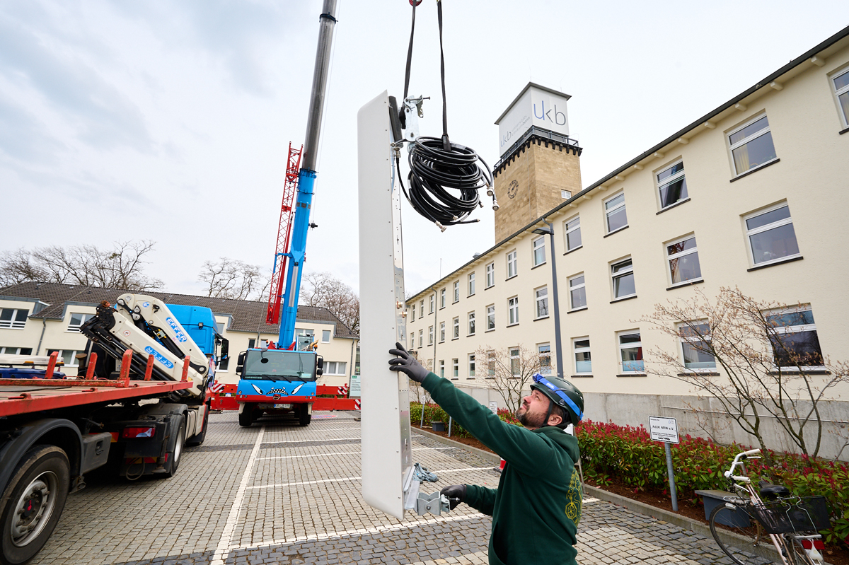 Bei einem Termin im Vorfeld wurde der Funkmast auf dem Dach des ukb-Turms installiert. Gestern wurde er nun offiziell in Betrieb genommen.