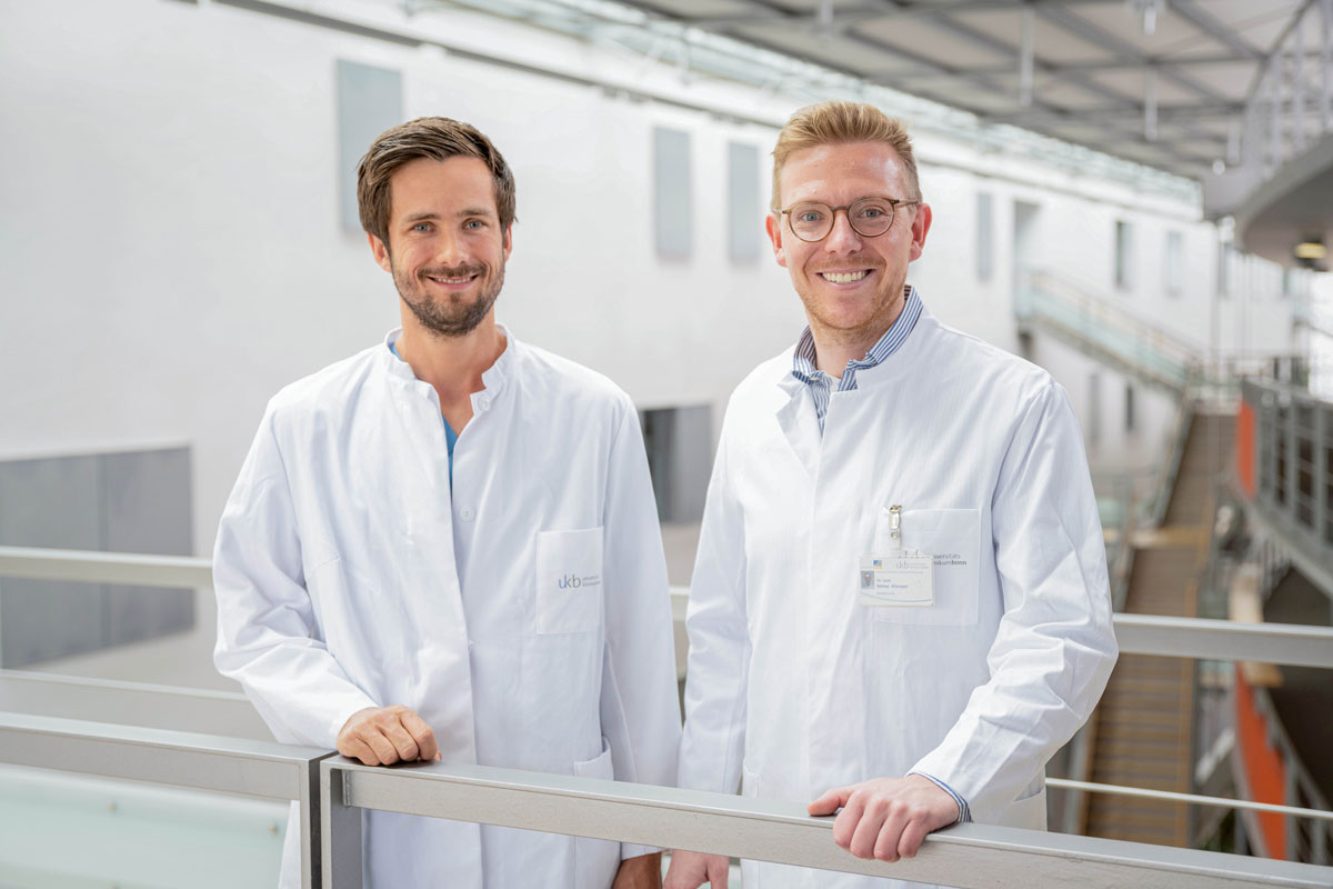 (v. l.) Dr. Jonas Saal und Dr. Niklas Klümper haben in ihrer Studie festgestellt, dass die Vorhersage des Therapieansprechens von Patientinnen und Patienten mit metastasiertem Nierenzellkarzinom durch Untersuchung zweier simpler Blutparameter verbessert werden kann.