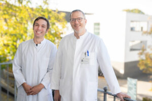 (v.l.) PD Dr. Benedikt Eggers und Prof. Franz-Josef Kramer aus der Klinik für Mund-, Kiefer und Plastische Gesichtschirurgie geben unter dem Motto „Mundschleimhautveränderungen – immer harmlos?“ einen Überblick zu möglichen Erkrankungen der Mundschleimhaut sowie deren Diagnose und Therapieoptionen.