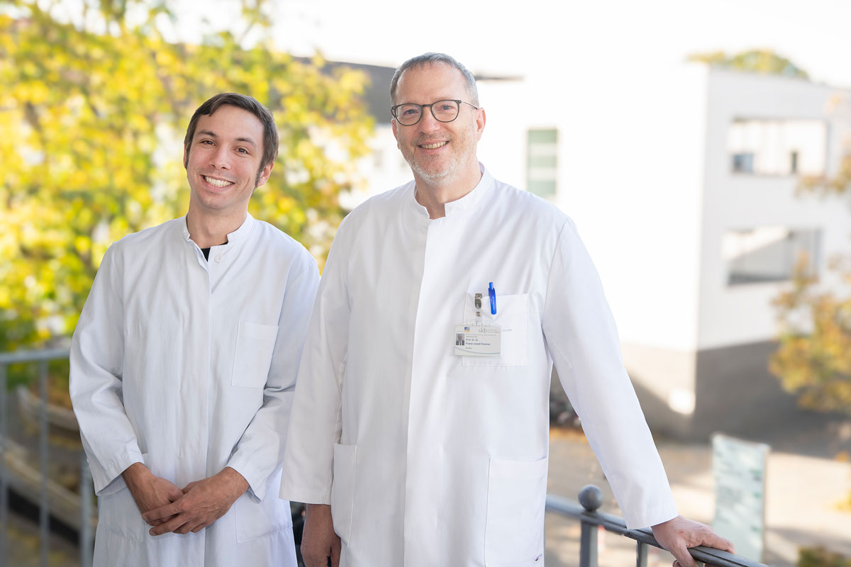 (v.l.) PD Dr. Benedikt Eggers und Prof. Franz-Josef Kramer aus der Klinik für Mund-, Kiefer und Plastische Gesichtschirurgie geben unter dem Motto „Mundschleimhautveränderungen – immer harmlos?“ einen Überblick zu möglichen Erkrankungen der Mundschleimhaut sowie deren Diagnose und Therapieoptionen. 