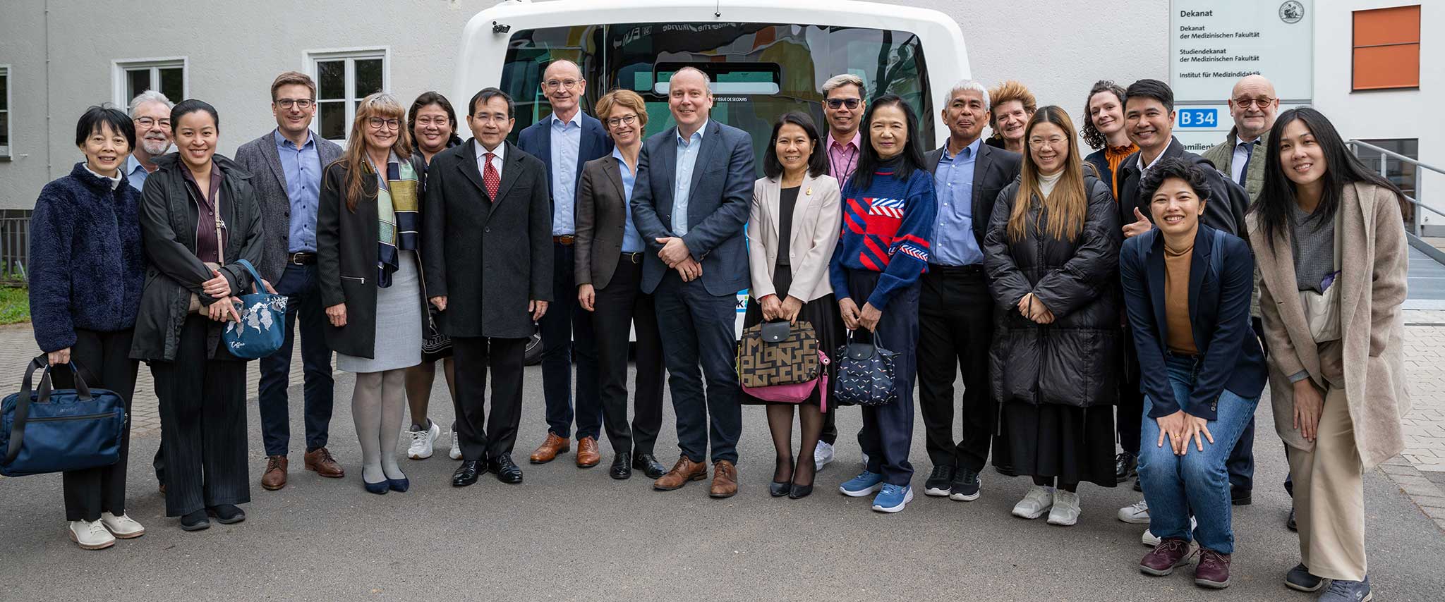Thailändische Partneruniversitäten und Generalkonsulat besuchen Universitätsklinikum Bonn, Medizinisches Dekanat und Rektorat der Universität Bonn