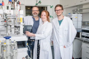 Genschere schaltet sich mit eingebauten Timer ab: (v. li.) PD Dr Gregor Hagelueken, Sophie Binder und Niels Schneberger klären Selbstregulierung der Immunantwort im Bakterien-Abwehrsystem CRISPR auf.