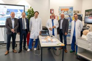 Prof. Bernd Weber, Dekan der Medizinischen Fakultät der Universität Bonn, Prof. Wolfgang Holzgreve, Ärztlicher Direktor und Vorstandsvorsitzender des UKB, Prof. Mark Coburn, Direktor der Klinik für Anästhesiologie und Operative Intensivmedizin des UKB, Prof. Ehrenfried Schindler, Sektionsleiter der Kinderanästhesiologie an der Klinik für Anästhesiologie und Operative Intensivmedizin des UKB, Günter Mies, 1. Vorsitzender des Vereins „Kleine Herzen Westerwald e. V.“ und Marc Rohner, Oberarzt an der Klinik für Anästhesiologie und Operative Intensivmedizin des UKB; bei der offiziellen Präsentation der Simulatoren