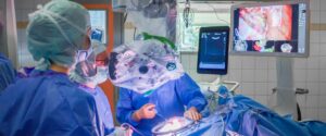 Lava Kalo, PD Dr. Valeri Borger, Amirhossein Babaee schätzen die neue hochmoderne Neuronavigation im neurochirurgischen OP am Universitätsklinikum Bonn.