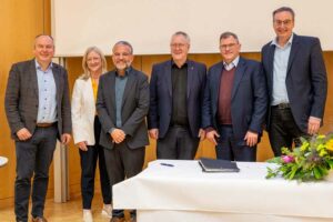 Dekan Prof. Bernd Weber, Prof. Jane Gunn (Dean, Faculty of Medicine, Dentistry, and Health Sciences, University of Melbourne), Prof. Sammy Bedoui (Peter Doherty Institute, University of Melbourne), Unirektor Prof. Michael Hoch, Prof. Duncan Maskell (Vice-Chancellor, Chancellery, University of Melbourne) und Prof. Christian Kurts.