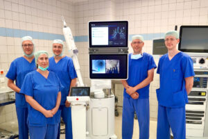 (v.l.) Prof. Dirk Skowasch, Direktor der Klinik für Pneumologie des UKB, Lia Konstantinidou, OP-Assistenz mit Schwerpunkt chirurgische Robotik und Technologie, Donatas Zalepugas, Oberarzt an der Klinik für Thoraxchirurgie, Prof. Joachim Schmidt, Leiter der Thoraxchirurgie des UKB und des Lungenkrebszentrums Bonn/Rhein-Sieg sowie Chefarzt der Klinik für Thoraxchirurgie und Ärztlicher Direktor am Helios Klinikum Bonn/Rhein-Sieg und Priv.-Doz. Dr. Daniel Kütting, Leitender Oberarzt an der Klinik für Diagnostische und Interventionelle Radiologie mit dem ION-System.