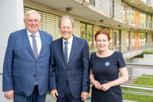 Prof. Wolfgang Holzgreve (Mitte) wurde heute nach mehr als 12 sehr erfolgreichen Jahren als Ärztlicher Direktor und Vorstandsvorsitzender des Universitätsklinikums Bonn (UKB) mit einer großen Dankesveranstaltung offiziell verabschiedet. Karl-Josef Laumann (links), NRW-Gesundheitsminister und Katja Dörner (rechts), Oberbürgermeisterin der Stadt Bonn, verabschiedeten sich mit sehr persönlichen und wertschätzenden Grußbotschaften von dem langjährigen Ärztlichen Direktor und Vorstandsvorsitzenden des Bonner Universitätsklinikums.