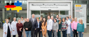 Prof. Alexandra Philipsen, Kommissarische Ärztliche Direktorin des UKB und Direktorin der Klinik für Psychiatrie und Psychotherapie am UKB, (Mitte links) begrüßte die Delegation der ukrainischen Fachärztinnen und –ärzte, darunter Mariana Yaremchuk, stellvertretende Leiterin der Caritas Sokal (3. v. l.), Dr. Roman Shved, leitender Direktor des regionalen Krankenhauses in Sokal (10. v. l.) und Dr. Olexander Huber, stellvertretender medizinischer Direktor der regionalen psychiatrischen Landesklinik in Lviv (6. v. l.), sowie Sergii Kasian, Bürgermeister der Stadt Sokal, Region Lviv (links neben Prof. Philipsen), zusammen mit Vitaliy Krusch, Initiator der Kooperation (11. v. l.), und Nelly Grunwald, Geschäftsführerin des VFG (6. v. r.).