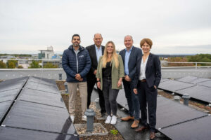 Das UKB macht einen weiteren Schritt in Richtung nachhaltige Energieversorgung. Auf dem Dach des Wohnheims C77 (v. l.): Arsham Afshar, Projektleiter für PV der SWB Energie und Wasser; Marco Westphal, Geschäftsführer der SWB Energie und Wasser; Michelle Metze, Elektro-Mobilitäts-Team der SWB Energie und Wasser; Prof. Bernd Weber, Komm. Vorstandsvorsitzender des UKB; und Prof. Alexandra Philipsen, Komm. Ärztliche Direktorin des UKB.