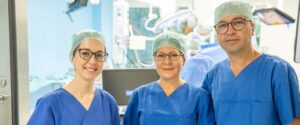 Roboter-assistierte Anhebung des Gebärmutterhalses: (v.l.) Dr. Carolin Schröder, Prof. Dr. Dominique Könsgen-Mustea und Prof. Dr. Dr. Alexander Mustea, Direktor der Klinik für Gynäkologie, führen die Operation mit dem DaVinci-System erfolgreich durch.
