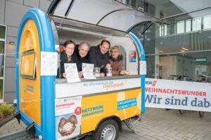 Vom 13. Bis zum 18. Dezember rollt OsCar durch NRW, um das Thema Organspende unter dem Motto „Entscheidungswunder“ in die Öffentlichkeit zu bringen. Dabei hält es an acht Standorten und beendet seine Reise am 18. Dezember in Paderborn. Auf seiner Route sammelt das Organspende-Team, zusammengesetzt aus Beteiligten aus verschiedenen Uniklinika NRWs und des Netzwerks Organspende NRW e. V., zudem Spenden zu Gunsten der gemeinsamen Spendenaktion „Weihnachtswunder“ von WDR2 und Aktion Deutschland Hilft.
