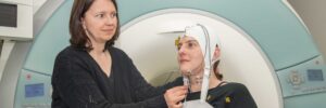 Am VoCoWell Lab des UKB startet eine Studie, um die Mechanismen einer Stimmermüdung besser zu verstehen. Dafür werden Aufnahmen des Gehirns mittels MRT gemacht, die Muskelaktivität gemessen und Speichelproben gesammelt.