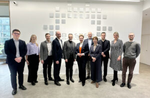 na Brandes, Ministerin für Kultur und Wissenschaft des Landes Nordrhein-Westfalen (6. v. r.) mit MdL Christina Schulze Föcking (2. v. r.), Prof. Alexandra Philipsen (4. v. r.), Prof. Jörg Kalff (5. v. l.) und Prof. Joachim Schmidt (5. v. r.), sowie mit dem Team des BOSTER am UKB.
