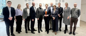 na Brandes, Ministerin für Kultur und Wissenschaft des Landes Nordrhein-Westfalen (6. v. r.) mit MdL Christina Schulze Föcking (2. v. r.), Prof. Alexandra Philipsen (4. v. r.), Prof. Jörg Kalff (5. v. l.) und Prof. Joachim Schmidt (5. v. r.), sowie mit dem Team des BOSTER am UKB.