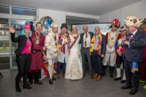Das Bonner Prinzenpaar Prinz Oliver I. und Bonna Maike I. besuchte gemeinsam mit seiner Delegation des Festausschusses Bonner Karneval sowie Mitgliedern der EhrenGarde der Stadt Bonn das UKB. Gastgeber waren der UKB-Vorstand: Prof. Alexandra Philipsen (1.v.l.), Prof. Bernd Weber (4.v.r.) und Clemens Platzköster, Kaufmännischer Direktor und stellv. Vorstandsvorsitzender des UKB (6.v.l.) sowie Prof. Manuel Ritter (2.v.l.) und Prof. Frank Holz (4.v.l.).