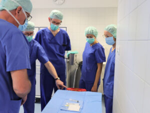 Die Teilnehmenden der Initiative der UK-Augenkliniken für eine nachhaltige Zukunft besuchten unter anderem den OP-Bereich der Augenklinik des UKB.