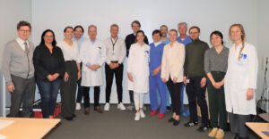 Prof. Frank Holz (5. v. l.), Prof. Mark Coburn (4. v. l.) und Michael Schmitz (6. v. l.) sowie weitere Vertreterinnen der Kliniken für Augenheilkunde und der Klinik für Anästhesiologie und Operative Intensivmedizin des UKB begrüßten die Gäste aus Düsseldorf und Hamburg, darunter Prof. Gerd Geerling (1. v. l.) und PD Dr. Johannes Birtel (7. v. l.).