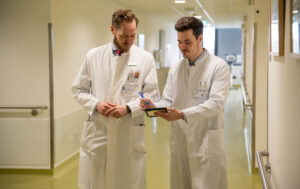 v.l.) Prof. Valentin Schäfer, Leiter der Rheumatologie des UKB und Dr. Claus-Jürgen Bauer, Oberarzt in der Rheumatologie