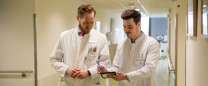 v.l.) Prof. Valentin Schäfer, Leiter der Rheumatologie des UKB und Dr. Claus-Jürgen Bauer, Oberarzt in der Rheumatologie